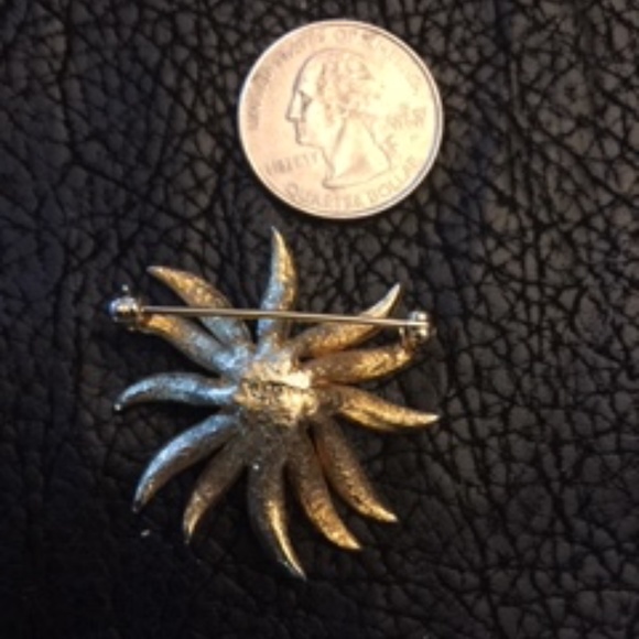 Vintage 1950's Gold tone flower pin - Picture 2 of 2